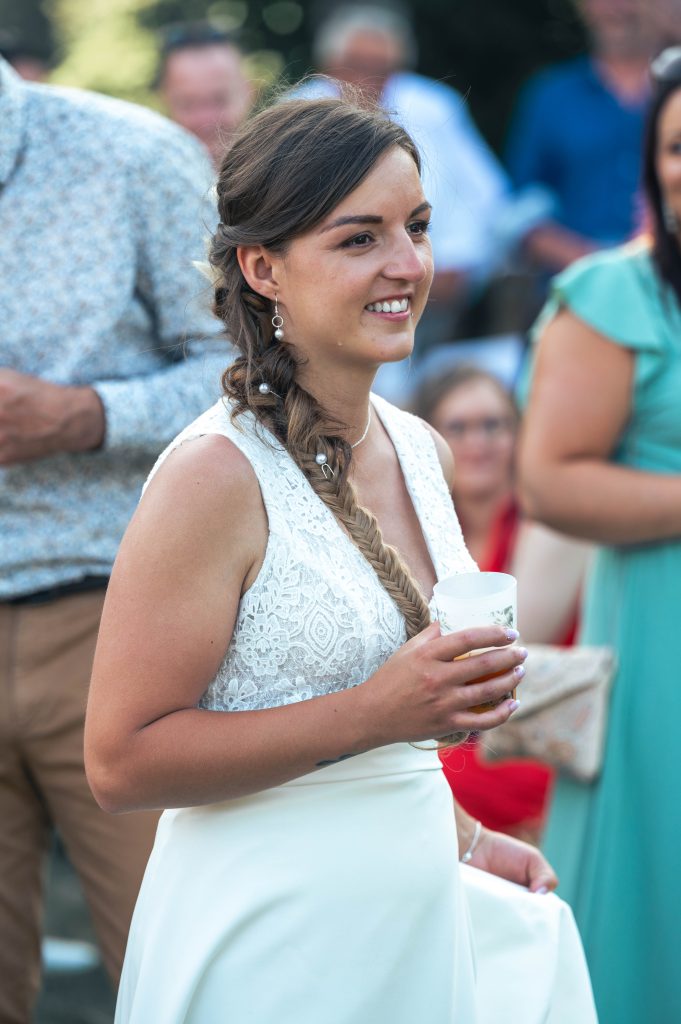 Mariage : La mariée pendant le discours de sa témoin